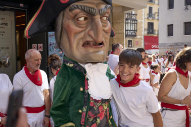 Foto de la despedida de la Comparsa de Gigantes y Cabezudos este 14 de julio de San Fermín 2026.