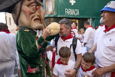 Foto de la despedida de la Comparsa de Gigantes y Cabezudos este 14 de julio de San Fermín 2026.