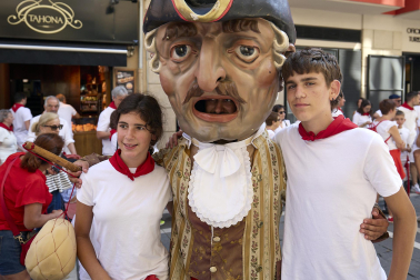 Foto de la despedida de la Comparsa de Gigantes y Cabezudos este 14 de julio de San Fermín 2026.