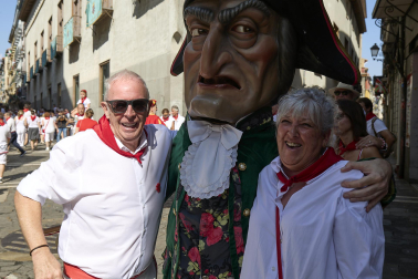 Foto de la despedida de la Comparsa de Gigantes y Cabezudos este 14 de julio de San Fermín 2026.