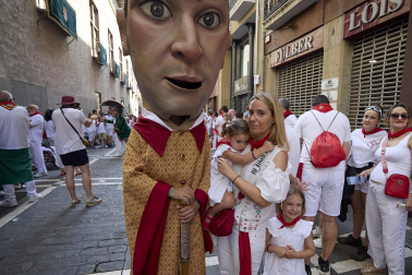 Foto de la despedida de la Comparsa de Gigantes y Cabezudos este 14 de julio de San Fermín 2026.