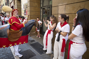 Foto de la despedida de la Comparsa de Gigantes y Cabezudos este 14 de julio de San Fermín 2026.