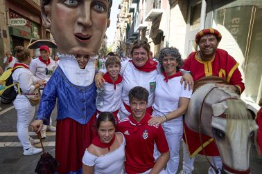 Foto de la despedida de la Comparsa de Gigantes y Cabezudos este 14 de julio de San Fermín 2026.