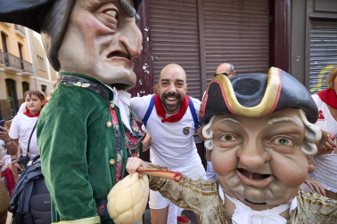 Foto de la despedida de la Comparsa de Gigantes y Cabezudos este 14 de julio de San Fermín 2026.