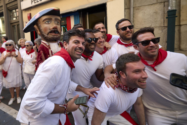 Foto de la despedida de la Comparsa de Gigantes y Cabezudos este 14 de julio de San Fermín 2026.