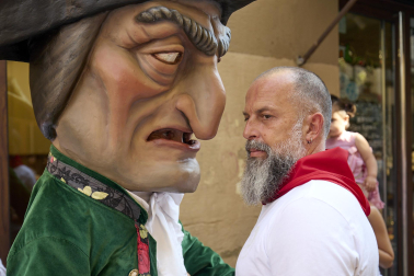 Foto de la despedida de la Comparsa de Gigantes y Cabezudos este 14 de julio de San Fermín 2026.