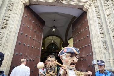 Foto de la despedida de la Comparsa de Gigantes y Cabezudos este 14 de julio de San Fermín 2026.