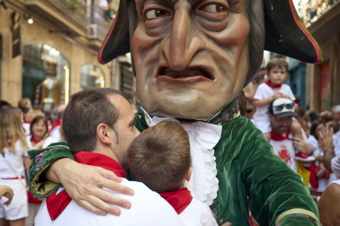 Foto de la despedida de la Comparsa de Gigantes y Cabezudos este 14 de julio de San Fermín 2026.