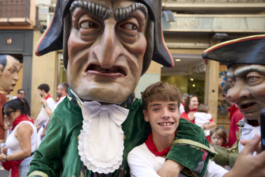 Foto de la despedida de la Comparsa de Gigantes y Cabezudos este 14 de julio de San Fermín 2026.