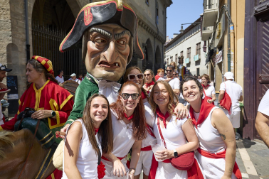 Foto de la despedida de la Comparsa de Gigantes y Cabezudos este 14 de julio de San Fermín 2026.