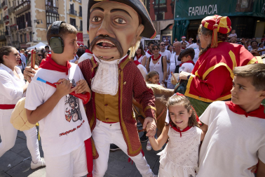 Foto de la despedida de la Comparsa de Gigantes y Cabezudos este 14 de julio de San Fermín 2026.