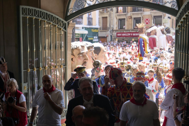 Foto de la despedida de la Comparsa de Gigantes y Cabezudos este 14 de julio de San Fermín 2026.