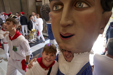 Foto de la despedida de la Comparsa de Gigantes y Cabezudos este 14 de julio de San Fermín 2026.