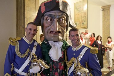 Foto de la despedida de la Comparsa de Gigantes y Cabezudos este 14 de julio de San Fermín 2026.