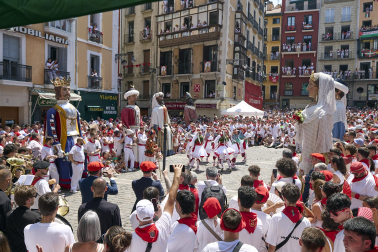 Foto de la despedida de la Comparsa de Gigantes y Cabezudos este 14 de julio de San Fermín 2026.