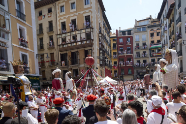 Foto de la despedida de la Comparsa de Gigantes y Cabezudos este 14 de julio de San Fermín 2026.