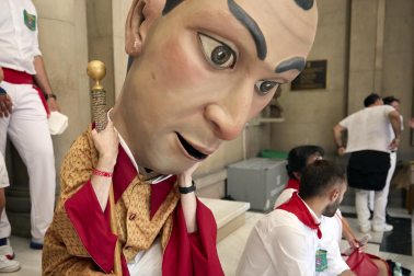 Foto de la despedida de la Comparsa de Gigantes y Cabezudos este 14 de julio de San Fermín 2026.