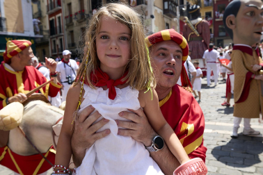 Foto de la despedida de la Comparsa de Gigantes y Cabezudos este 14 de julio de San Fermín 2026.