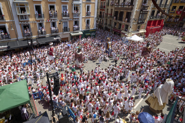 Foto de la despedida de la Comparsa de Gigantes y Cabezudos este 14 de julio de San Fermín 2026.