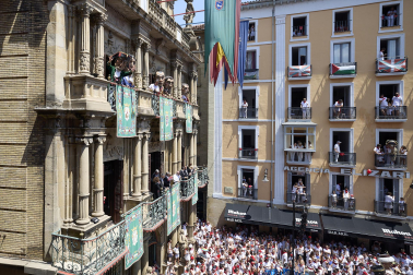 Foto de la despedida de la Comparsa de Gigantes y Cabezudos este 14 de julio de San Fermín 2026.