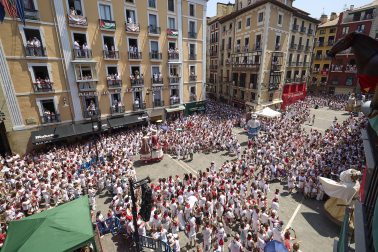 Foto de la despedida de la Comparsa de Gigantes y Cabezudos este 14 de julio de San Fermín 2026.