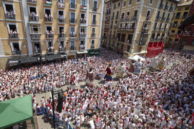 Foto de la despedida de la Comparsa de Gigantes y Cabezudos este 14 de julio de San Fermín 2026.