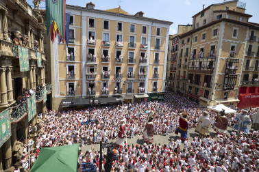 Foto de la despedida de la Comparsa de Gigantes y Cabezudos este 14 de julio de San Fermín 2026.