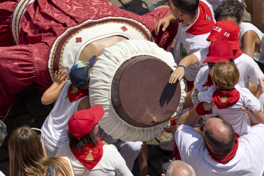 Foto de la despedida de la Comparsa de Gigantes y Cabezudos este 14 de julio de San Fermín 2026.
