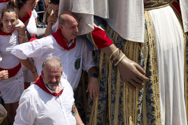 Foto de la despedida de la Comparsa de Gigantes y Cabezudos este 14 de julio de San Fermín 2026.