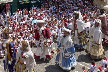 Foto de la despedida de la Comparsa de Gigantes y Cabezudos este 14 de julio de San Fermín 2026.