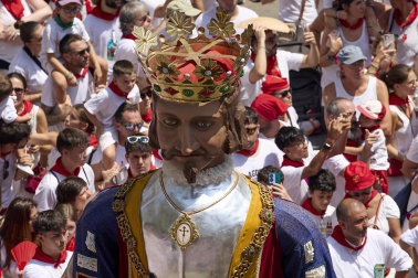 Foto de la despedida de la Comparsa de Gigantes y Cabezudos este 14 de julio de San Fermín 2026.