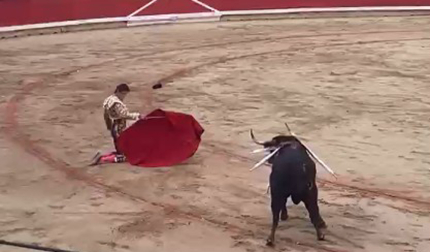 Inicio de faena por la espalda de rodillas de Roca Rey