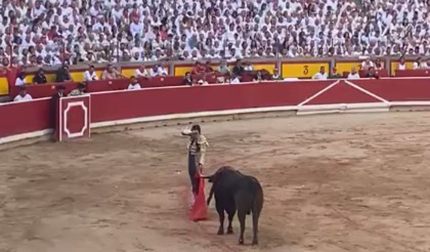 Estocada algo baja de Tomás Rufo con el primer toro de su lote