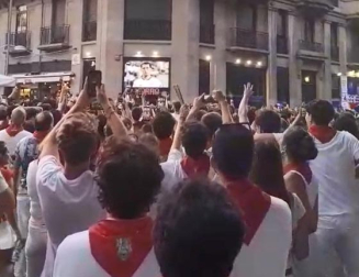 Gran ambiente en la calle viendo el partido de la selección y celebrando el gol de Oyarzabal