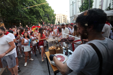 Los aficionados siguen el partido entre Francia y España en Pamplona