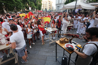 Los aficionados siguen el partido entre Francia y España en Pamplona