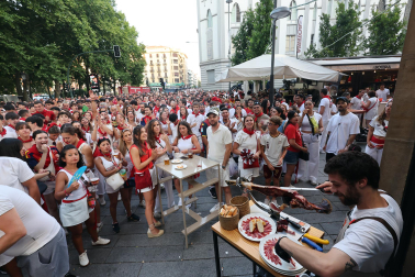 Los aficionados siguen el partido entre Francia y España en Pamplona