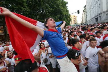 Los aficionados siguen el partido entre Francia y España en Pamplona