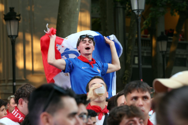 Los aficionados siguen el partido entre Francia y España en Pamplona