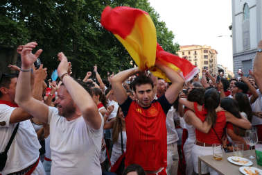 Los aficionados siguen el partido entre Francia y España en Pamplona