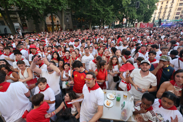 Los aficionados siguen el partido entre Francia y España en Pamplona