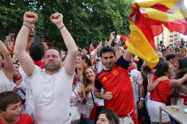 Los aficionados siguen el partido entre Francia y España en Pamplona