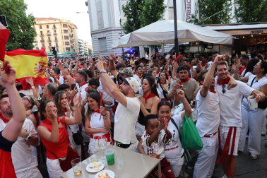 Los aficionados siguen el partido entre Francia y España en Pamplona