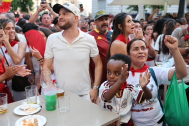 Los aficionados siguen el partido entre Francia y España en Pamplona