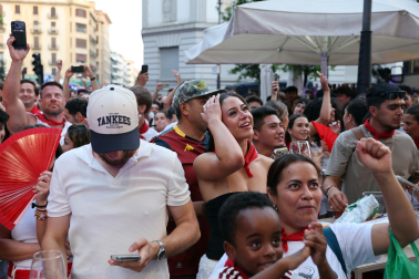 Los aficionados siguen el partido entre Francia y España en Pamplona