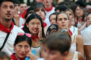 Los aficionados siguen el partido entre Francia y España en Pamplona