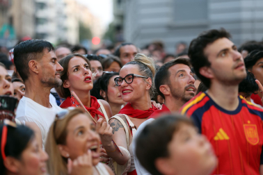 Los aficionados siguen el partido entre Francia y España en Pamplona