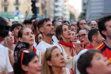 Los aficionados siguen el partido entre Francia y España en Pamplona