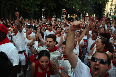 Los aficionados siguen el partido entre Francia y España en Pamplona