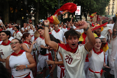Los aficionados siguen el partido entre Francia y España en Pamplona
